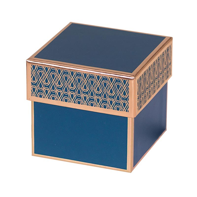 Packaging grand luxe en forme de cube bleu et or rosé pour chocolatiers, pâtissiers, confiseurs - Baudelaire Madison Packaging grand luxe en forme de cube bleu et or rosé pour chocolatiers, pâtissiers, confiseurs - Baudelaire Madison