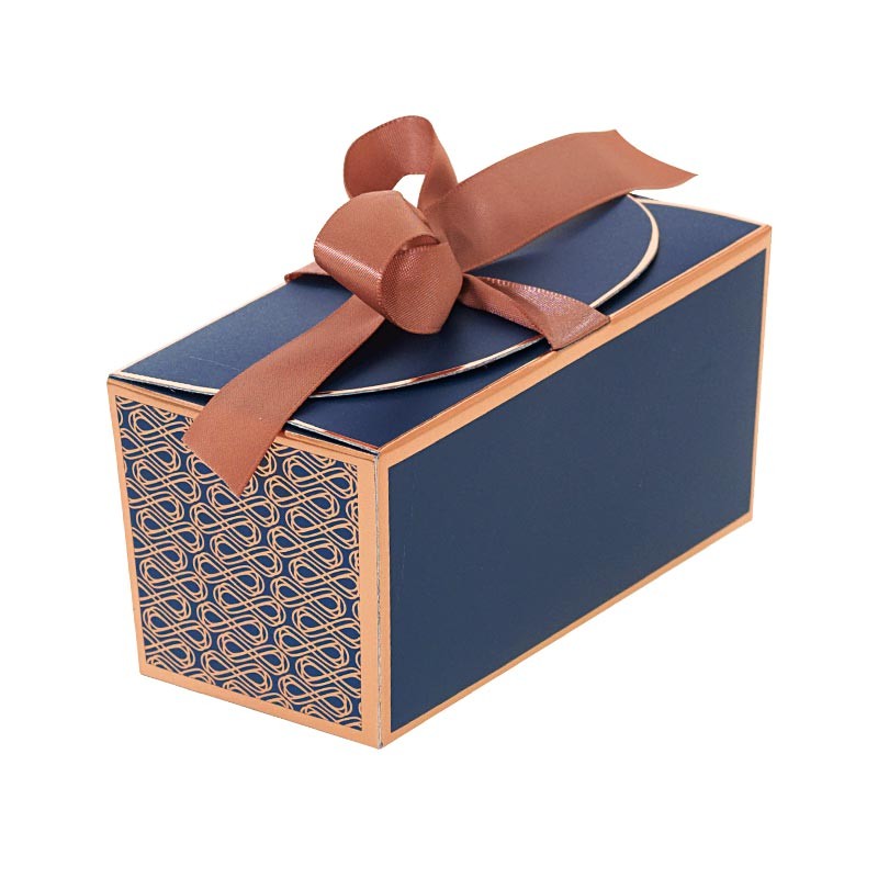 Packaging bleu et or rosé grand luxe pour chocolatiers, pâtissiers et confiseurs - Ballotin Ruban Madison Packaging bleu et or rosé grand luxe pour chocolatiers, pâtissiers et confiseurs - Ballotin Ruban Madison