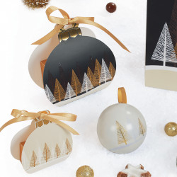 Boîte ballotin en forme de boule de Nël à suspendre en vitrine ou sur le sapin collection Noël 2025 Épicéa