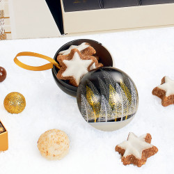 Boîte boule métallique à poser ou à suspendre sur le sapin collection Noël 2025 Épicéa