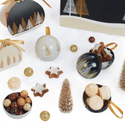 Boîte boule métallique à poser ou à suspendre sur le sapin collection Noël 2025 Épicéa