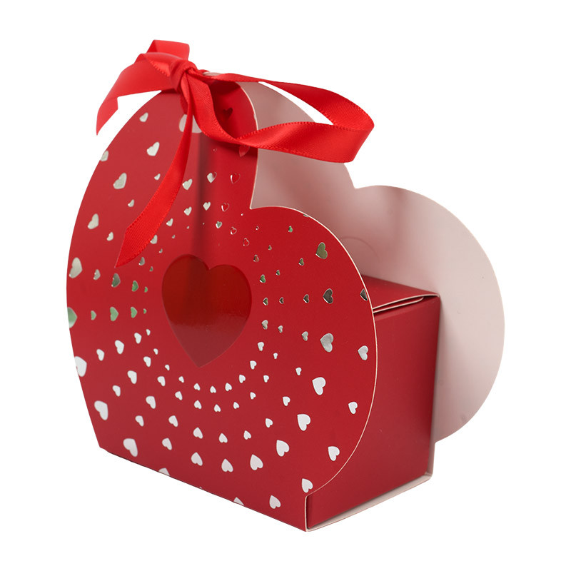 Ballotin Cœur "Sortilège" : Joli ballotin rouge avec fourreau en carton imprimé aux couleurs de la collection "Sortilège", en forme de cœur noué par un ruban rouge. Laissez-vous envoûter !