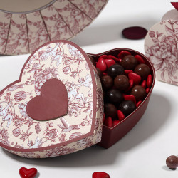 Boîte Cœur "Chambord" Photo numéro 2 : Élégante boîte en forme de cœur au design Chambord, idéale pour présenter vos créations chocolatées lors de la Saint-Valentin ou d’occasions spéciales.