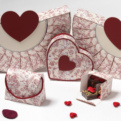 Boîte Cœur "Chambord" Photo numéro 5 : Élégante boîte en forme de cœur au design Chambord, idéale pour présenter vos créations chocolatées lors de la Saint-Valentin ou d’occasions spéciales.