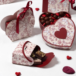 Boîte Cœur "Chambord" Photo numéro 6 : Élégante boîte en forme de cœur au design Chambord, idéale pour présenter vos créations chocolatées lors de la Saint-Valentin ou d’occasions spéciales.