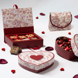 Boîte Cœur "Chambord" Photo numéro 7 : Élégante boîte en forme de cœur au design Chambord, idéale pour présenter vos créations chocolatées lors de la Saint-Valentin ou d’occasions spéciales.