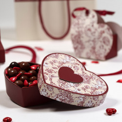 Boîte Cœur "Chambord" Photo numéro 3 : Élégante boîte en forme de cœur au design Chambord, idéale pour présenter vos créations chocolatées lors de la Saint-Valentin ou d’occasions spéciales.