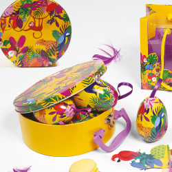 Valise Métallique "Exotique" Photo numéro 2 : Superbement illustrée avec lapins, poules et œufs cachés dans une végétation luxuriante. 
Intérieur apte au contact alimentaire. Contenance : 300 gr.