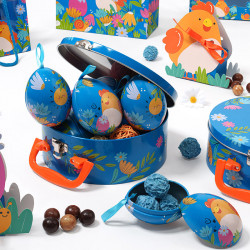 Petits Œufs Métalliques "Alphonse et Ernestine" Photo numéro 2 : Les revoilà habillés aux couleurs de collection "Alphonse et Ernestine", nos petits œufs métalliques ! Ils s'apprêtent ainsi à sauter dans tous les paniers de Pâques.