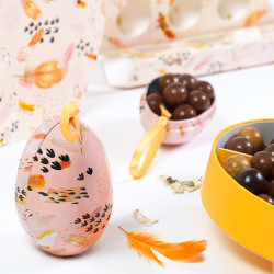 Petits Œufs Métalliques "Symphonie" Photo numéro 2 : Les revoilà habillés aux couleurs de collection "Symphonie", nos petits œufs métalliques ! Ils s'apprêtent ainsi à sauter dans tous les paniers de Pâques.