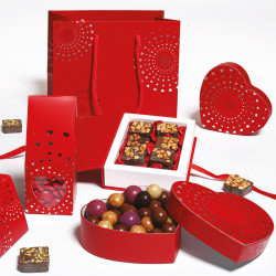 Boîte Cœur "Sortilège" Photo numéro 3 : Boîte cloche en forme de cœur au design rouge ensorcelant. Sublimez vos chocolats et offrez un cadeau raffiné pour la Saint-Valentin ou occasions spéciales.