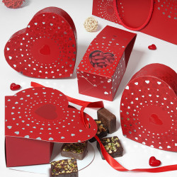 Ballotin Cœur "Sortilège" Photo numéro 2 : Joli ballotin rouge avec fourreau en carton imprimé aux couleurs de la collection "Sortilège", en forme de cœur noué par un ruban rouge. Laissez-vous envoûter !