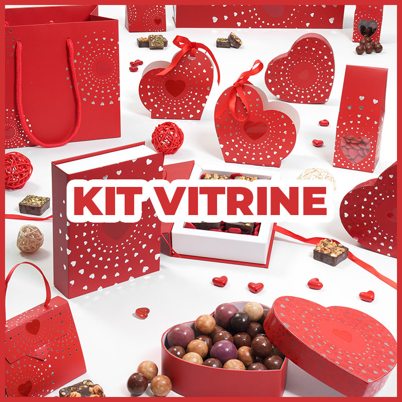 "Sortilège" - Kit Vitrine : En achetant ce Kit, vous retrouvez tous les produits de la collection Sortilège à un prix avantageux et en petites quantités.
Une excellente opportunité pour créer une ambiance stylée dans votre boutique.