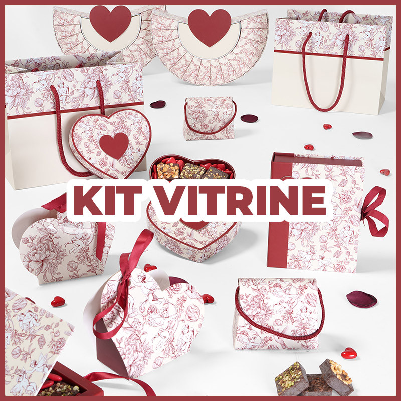 "Chambord" - Kit Vitrine : En achetant ce Kit, vous retrouvez tous les produits de la collection Chambord à un prix avantageux et en petites quantités.
Une excellente opportunité pour créer une ambiance stylée dans votre boutique.