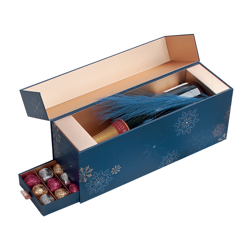 Festivity "Joyau Royal" : Bleu nuit et or rosé pour une collection raffinée, Joyau Royal crée une ambiance luxe avec un marquage à chaud or rosé sur bleu profond, pour vos chocolats de Noël. Festivity "Joyau Royal" : Bleu nuit et or rosé pour une collection raffinée, Joyau Royal crée une ambiance luxe avec un marquage à chaud or rosé sur bleu profond, pour vos chocolats de Noël.