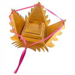 Octave "Funky" Photo numéro 2 : Boîte sapin Octave "Funky", intérieur doré et design coloré, avec 3 compartiments superposables et ruban doré, pour une présentation festive et originale.