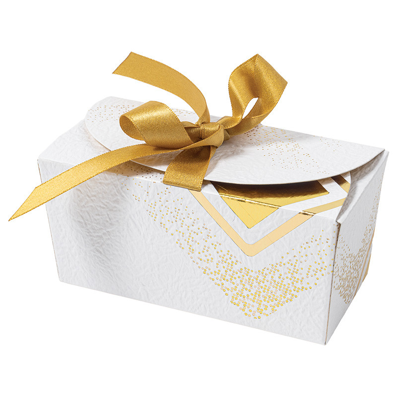 Ballotin Ruban "Apogée" : Ballotin ruban "Apogée" pour chocolats, intérieur doré apte au contact alimentaire, avec ruban doré, carte et cellos, pour une présentation élégante et raffinée