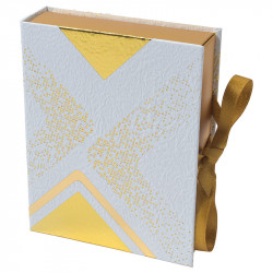 Carnet "Apogée" Photo numéro 2 : Carnet "Apogée" pour chocolats, intérieur imprimé apte au contact alimentaire, avec ruban de fermeture, pour une présentation élégante et raffinée.