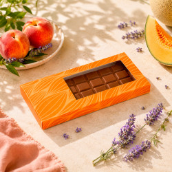 Étui tablette "Blush" Photo numéro 2 : Intérieur blanc apte au contact alimentaire. Fenêtre transparente. Design de la collection "Blush" ! Pour accueillir toutes vos tablettes de chocolat !