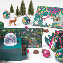 Octave "Funky" Photo numéro 6 : Boîte sapin Octave "Funky", intérieur doré et design coloré, avec 3 compartiments superposables et ruban doré, pour une présentation festive et originale.