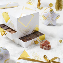 Boîte Étoile métallique "Apogée" Photo numéro 3 : Boîte Étoile métallique "Apogée" à poser ou suspendre, intérieur apte au contact alimentaire et ruban doré, pour une présentation élégante et festive.