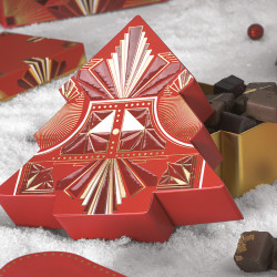 Boîte Sapin "Holly" Photo numéro 3 : Boîte Sapin "Holly", intérieur imprimé apte au contact alimentaire, livraison montée, design Art Déco rouge et or pour une présentation festive et élégante.