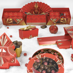 Ballotin Ruban "Holly" Photo numéro 3 : Ballotin ruban "Holly", intérieur apte au contact alimentaire, avec ruban doré, carte et cellos, dans un esprit Art Déco rouge et or chic et festif.