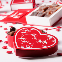 Boîte Cœur "Coup de Foudre" Photo numéro 7 : Élégante boîte en forme de cœur au design "Coup de Foudre", idéale pour présenter vos créations chocolatées lors de la Saint-Valentin ou d’occasions spéciales.