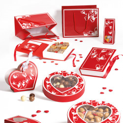 Ballotin Cœur "Coup de Foudre" Photo numéro 2 : Ballotin habillé d’un fourreau en forme de cœur. Une solution élégante pour offrir ses chocolats lors de la Saint-Valentin. Collection "Coup de Foudre".