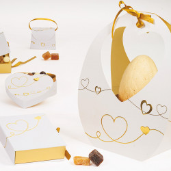 Panier Lov "J'adore" Photo numéro 2 : Un panier de la gamme "J'adore", blanc et or pour sublimer chocolats et gourmandises. Parfait pour la Saint-Valentin, les mariages et cadeaux élégants.