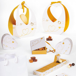 Panier Lov "J'adore" Photo numéro 3 : Un panier de la gamme "J'adore", blanc et or pour sublimer chocolats et gourmandises. Parfait pour la Saint-Valentin, les mariages et cadeaux élégants.