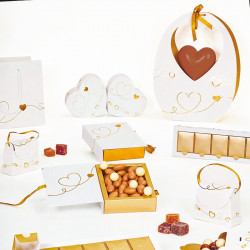 Carnet "J'adore" Photo numéro 5 : Carnet de la gamme "J'adore" pour chocolats, intérieur doré apte au contact alimentaire, avec ruban de fermeture, pour une présentation élégante et raffinée.