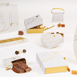 Boîte Cœur "J'adore" Photo numéro 5 : Élégante boîte en forme de cœur au design "J'adore", idéale pour présenter vos créations chocolatées lors de la Saint-Valentin ou autres occasions spéciales !