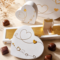 Boîte Cœur "J'adore" Photo numéro 9 : Élégante boîte en forme de cœur au design "J'adore", idéale pour présenter vos créations chocolatées lors de la Saint-Valentin ou autres occasions spéciales !