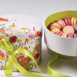 Boîte ronde Élisa "Prairie" Photo numéro 5 : 2 compartiments. Intérieur coloré apte au contact alimentaire. Accessoires : 1 ruban
Gamme "Prairie" idéale pour présenter vos chocolats ou macarons de pâques !