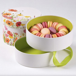 Boîte ronde Élisa "Prairie" Photo numéro 6 : 2 compartiments. Intérieur coloré apte au contact alimentaire. Accessoires : 1 ruban
Gamme "Prairie" idéale pour présenter vos chocolats ou macarons de pâques !