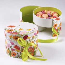 Boîte ronde Élisa "Prairie" Photo numéro 3 : 2 compartiments. Intérieur coloré apte au contact alimentaire. Accessoires : 1 ruban
Gamme "Prairie" idéale pour présenter vos chocolats ou macarons de pâques !