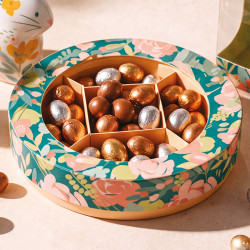 Shirley "Douceur Printanière" Photo numéro 3 : Boîte ronde Shirley "Douceur Printanière" avec fenêtre transparente, parfaite pour présenter chocolats et gourmandises de Pâques avec style et audace.