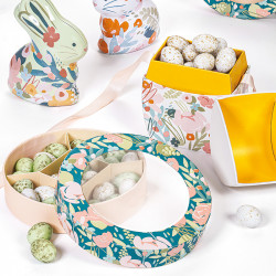 Œuf "Douceur Printanière" Photo numéro 3 : Œuf de la collection "Douceur Printanière", intérieur imprimé apte au contact alimentaire, avec ruban de fermeture pour présentation élégante et raffinée.