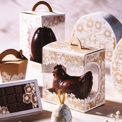 Panoramique Poule "Florilège" Photo numéro 3 : Sac panoramique de la collection "Florilège" avec fenêtre transparente, parfait pour présenter et transporter une poule en chocolat de Pâques en toute sécurité.