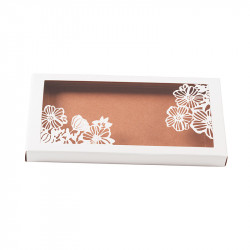 Étui Tablette "Florilège" Photo numéro 2 : Magnifique packaging pour tablette de chocolat, intérieur kraft apte au contact alimentaire et extérieur blanc avec motif dentelle en papier.